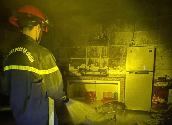 Cháy nhà giữa đêm ở trung tâm Đà Lạt, kịp thời giải cứu 4 người mắc kẹt